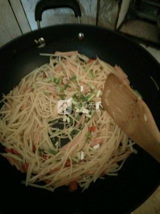 <a href=/shicai/rouqin/HuoTui/index.html target=_blank><u>火腿</u></a><a href=/shicai/shucai/TuDou/index.html target=_blank><u>土豆</u></a>丝