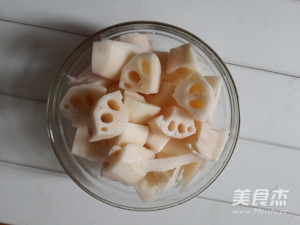 <a href=/shicai/shucai/LianOu/index.html target=_blank><u>莲<a href=/shicai/shucai/Ou/index.html target=_blank><u>藕</u></a></u></a><a href=/shicai/guopin/HuaSheng/index.html target=_blank><u>花生</u></a><a href=/shicai/rouqin/JiGu/index.html target=_blank><u>脊骨</u></a>汤的做法