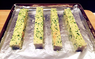 蒜香<a href=/shicai/mimian/TuSi/index.html target=_blank><u>吐司</u></a>条