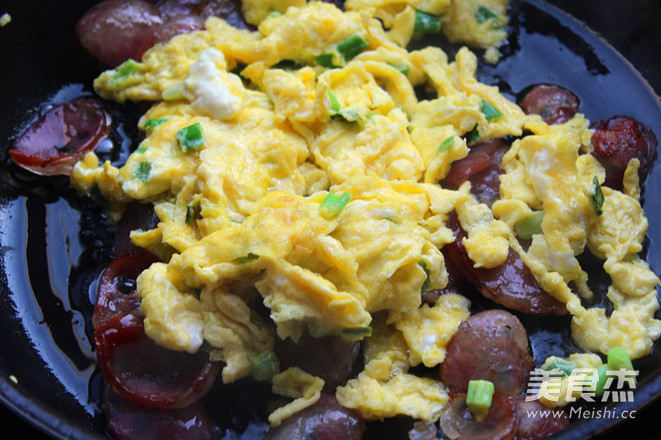 <a href=/shicai/rouqin/JiDan/index.html target=_blank><u>鸡蛋</u></a>炒腊肠的做法