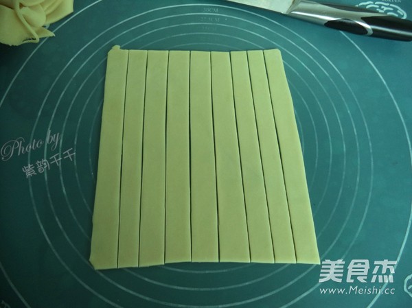 <a href=/shicai/guopin/PingGuo/index.html target=_blank><u>苹果</u></a><a href=/shicai/shucai/MeiGuiHua/index.html target=_blank><u>玫瑰花</u></a>的做法