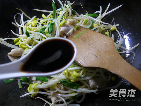 <a href=/shicai/rouqin/E/index.html target=_blank><u>鹅</u></a>肠炒<a href=/shicai/shucai/HuangDouYa/index.html target=_blank><u><a href=/shicai/mimian/HuangDou/index.html target=_blank><u>黄豆</u></a>芽</u></a>的做法