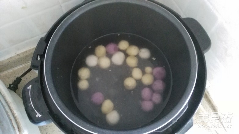 <a href=/shicai/guopin/MuGua/index.html target=_blank><u>木瓜</u></a>三色汤圆的做法