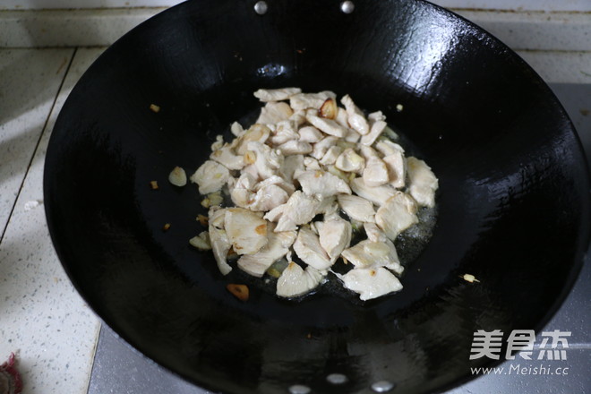 <a href=/shicai/shucai/HuangGua/index.html target=_blank><u>黄瓜</u></a>炒鸡胸-减肥期做法的做法