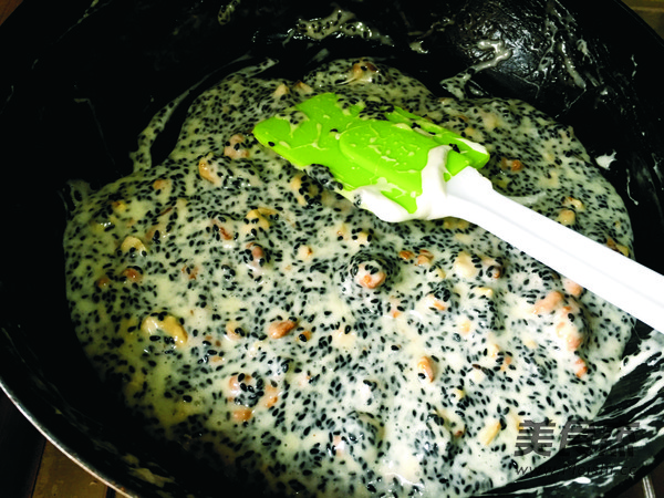 <a href=/shicai/guopin/ZhiMa/index.html target=_blank><u>芝麻</u></a>核<a href=/shicai/guopin/Tao/index.html target=_blank><u>桃</u></a>牛轧糖的做法