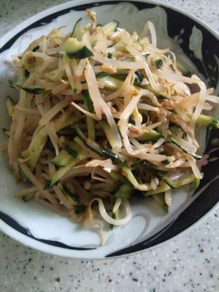 <a href=/shicai/guopin/ZhiMa/index.html target=_blank><u>芝麻</u></a>酱凉拌<a href=/shicai/shucai/HuangGua/index.html target=_blank><u>黄瓜</u></a>豆<a href=/shicai/shucai/YaCai/index.html target=_blank><u>芽菜</u></a>