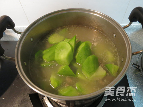 羊大骨清炖<a href=/shicai/shucai/LuoBo/index.html target=_blank><u>萝卜</u></a>汤的做法