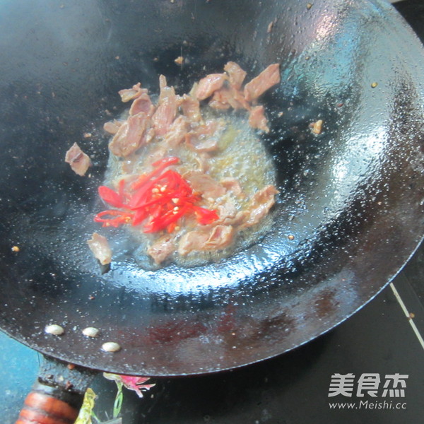 白<a href=/shicai/shucai/LuoBo/index.html target=_blank><u>萝卜</u></a>丝炒肉的做法