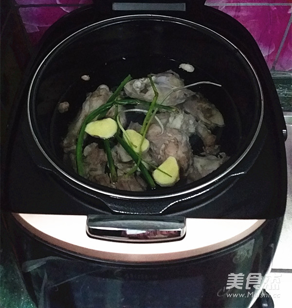 羊骨<a href=/shicai/shucai/ShanYao/index.html target=_blank><u>山药</u></a>汤的做法