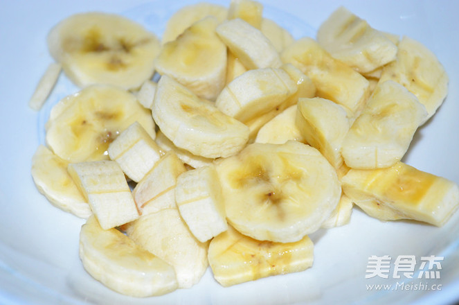 <a href=/shicai/diaoweipin/FengMi/index.html target=_blank><u>蜂蜜</u></a><a href=/shicai/guopin/XianJiao/index.html target=_blank><u>香蕉</u></a><a href=/shicai/rouqin/JiDan/index.html target=_blank><u>鸡蛋</u></a>饼的做法