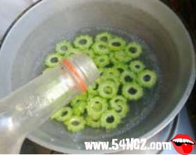 凉拌<a href=/shicai/shucai/KuGua/index.html target=_blank><u>苦瓜</u></a>的做法4