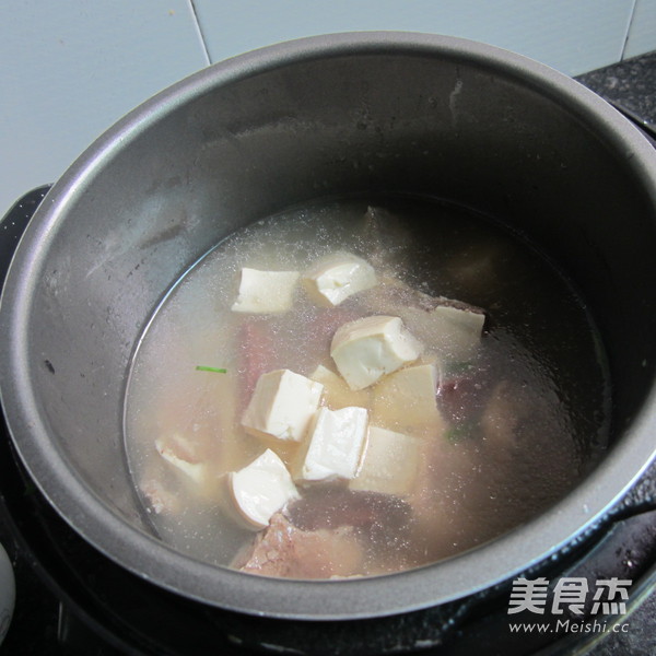 <a href=/shicai/rouqin/zhuXue/index.html target=_blank><u>猪<a href=/shicai/rouqin/Xue/index.html target=_blank><u>血</u></a></u></a><a href=/shicai/mimian/DouFu/index.html target=_blank><u>豆腐</u></a>猪骨汤的做法