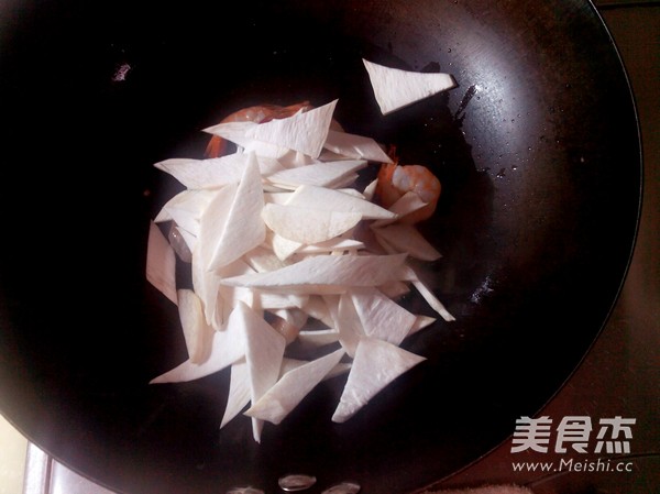 <a href=/shicai/shucai/XiHuLu/index.html target=_blank><u>西葫芦</u></a>炒虾仁的做法