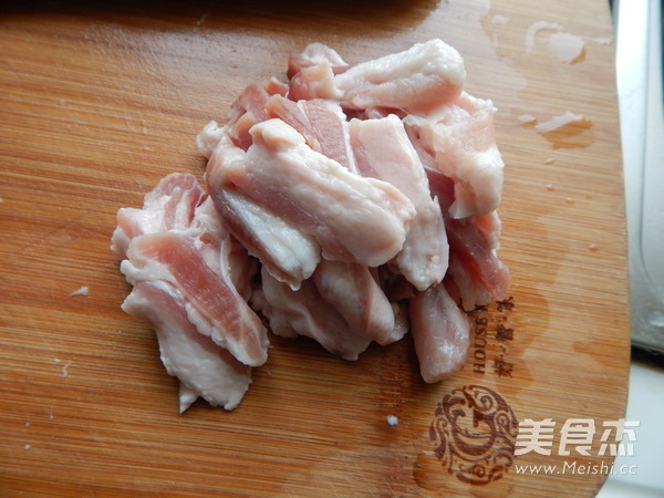 <a href=/shicai/shucai/SuanMiao/index.html target=_blank><u>蒜苗</u></a>炒<a href=/shicai/rouqin/WuHuaRou/index.html target=_blank><u>五花肉</u></a>的做法