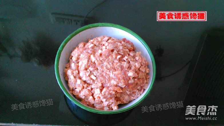 白<a href=/shicai/shucai/LuoBo/index.html target=_blank><u>萝卜</u></a>肉包的做法