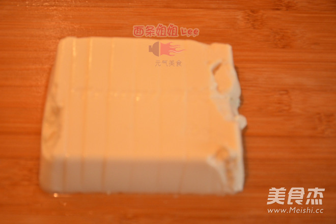 <a href=/shicai/rouqin/PiDan/index.html target=_blank><u>皮蛋</u></a>拌<a href=/shicai/mimian/DouFu/index.html target=_blank><u>豆腐</u></a>的做法