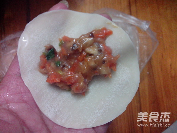 <a href=/shicai/shucai/XiangGu/index.html target=_blank><u>香菇</u></a><a href=/shicai/shucai/LuoBo/index.html target=_blank><u>萝卜</u></a>蒸饺的做法