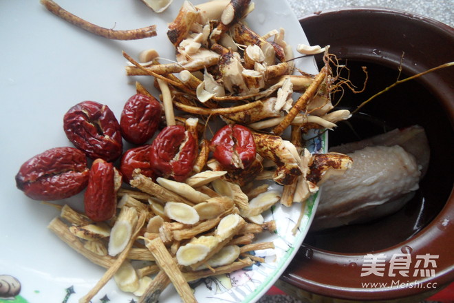 五指毛<a href=/shicai/guopin/Tao/index.html target=_blank><u>桃</u></a><a href=/shicai/yaoshi/DangShen/index.html target=_blank><u>党参</u></a>北芪鸡汤的做法