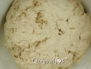 白<a href=/shicai/shucai/LuoBo/index.html target=_blank><u>萝卜</u></a>包子