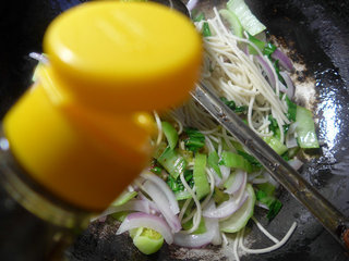 <a href=/shicai/shucai/YangCong/index.html target=_blank><u>洋葱</u></a><a href=/shicai/shucai/QingCai/index.html target=_blank><u>青菜</u></a>素炒面