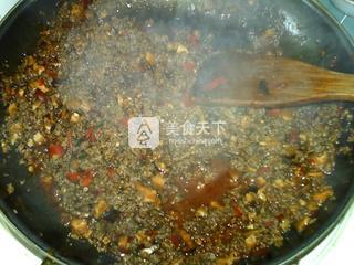 香辣<a href=/shicai/shucai/XiangGu/index.html target=_blank><u>香菇</u></a><a href=/shicai/rouqin/NiuRou/index.html target=_blank><u>牛肉</u></a>酱