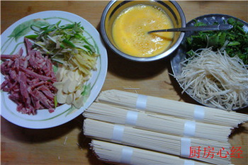 炒龙须<a href=/shicai/mimian/GuaMian/index.html target=_blank><u>挂面</u></a>步骤1