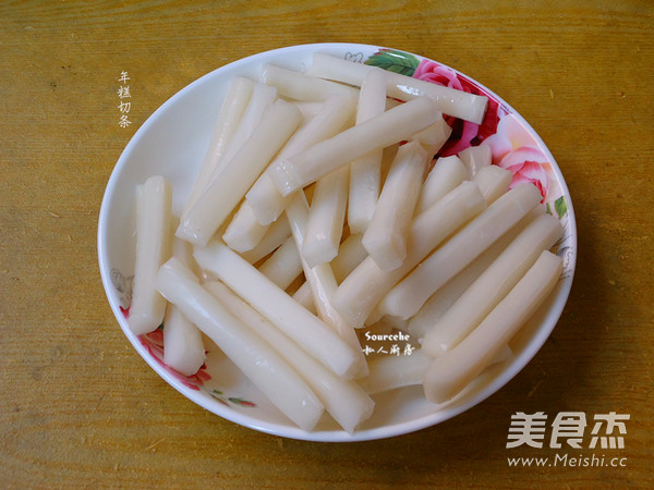 炒<a href=/shicai/mimian/NianGao/index.html target=_blank><u>年糕</u></a>的做法