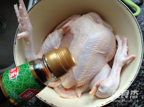 手撕<a href=/shicai/rouqin/SanHuangJi/index.html target=_blank><u>三黄鸡</u></a>(电饭锅版)的做法