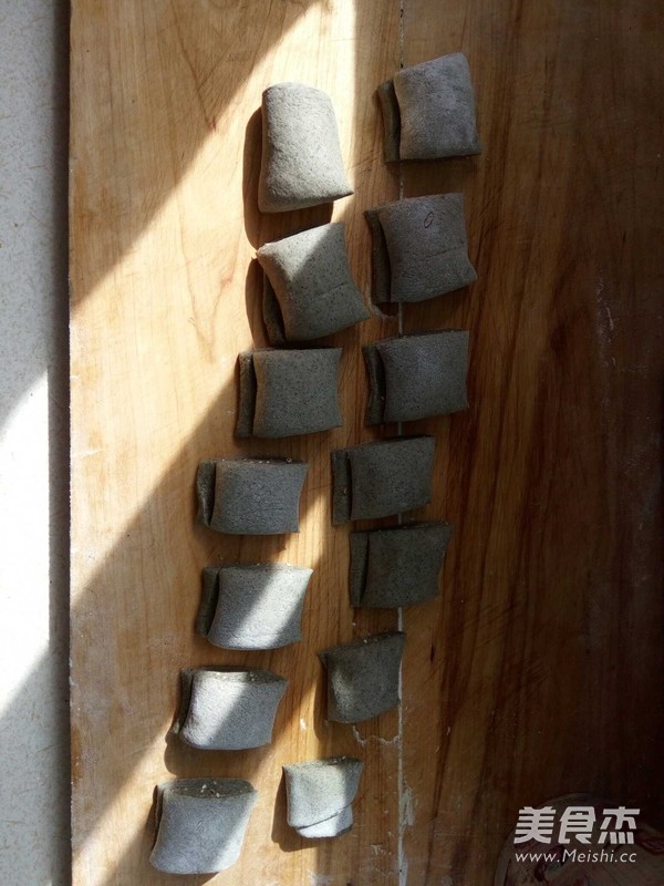 杂粮<a href=/shicai/guopin/ZhiMa/index.html target=_blank><u>芝麻</u></a>花卷的做法