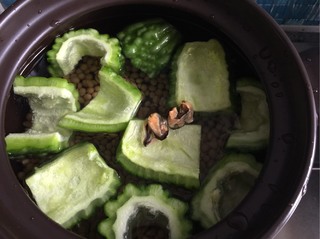 <a href=/shicai/shucai/KuGua/index.html target=_blank><u>苦瓜</u></a><a href=/shicai/mimian/HuangDou/index.html target=_blank><u>黄豆</u></a>骨头汤