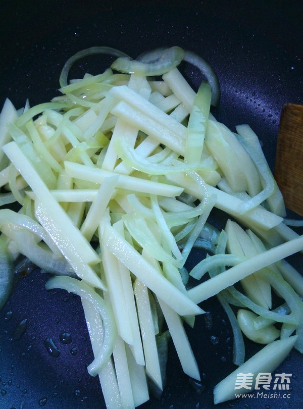 家常<a href=/shicai/shucai/TuDou/index.html target=_blank><u>土豆</u></a><a href=/shicai/shucai/YangCong/index.html target=_blank><u>洋葱</u></a>炒茄条的做法