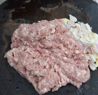 干葱头<a href=/shicai/rouqin/ZhuRou/index.html target=_blank><u>猪肉</u></a>包