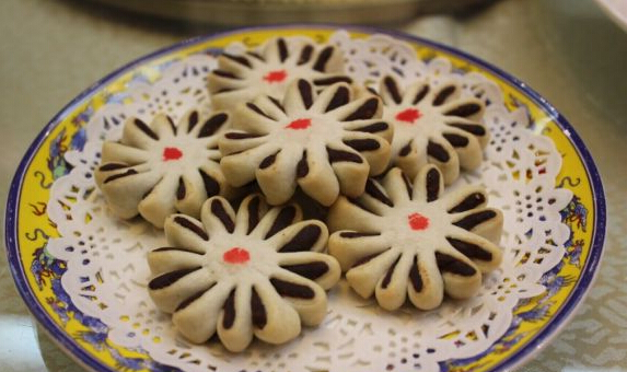 怎么做<a href=/shicai/guopin/Zao/index.html target=_blank><u>枣</u></a>泥梅花酥?