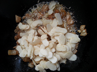 <a href=/shicai/rouqin/WuHuaRou/index.html target=_blank><u>五花肉</u></a>炒马蹄