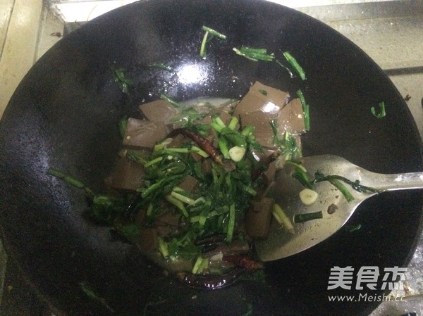 <a href=/shicai/shucai/JiuCai/index.html target=_blank><u>韭菜</u></a>炒<a href=/shicai/rouqin/YaXie/index.html target=_blank><u>鸭<a href=/shicai/rouqin/Xue/index.html target=_blank><u>血</u></a></u></a>的做法