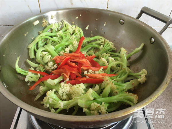 红椒炒<a href=/shicai/shucai/HuaCai/index.html target=_blank><u>花菜</u></a>的做法