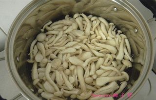 <a href=/shicai/shucai/HaiXianGu/index.html target=_blank><u>海鲜菇</u></a>炒<a href=/shicai/rouqin/JiDan/index.html target=_blank><u>鸡蛋</u></a>