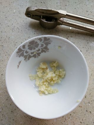 蒜香<a href=/shicai/mimian/QingDou/index.html target=_blank><u>青豆</u></a>拌金针菇