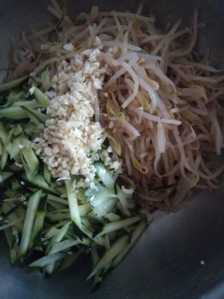 <a href=/shicai/guopin/ZhiMa/index.html target=_blank><u>芝麻</u></a>酱凉拌<a href=/shicai/shucai/HuangGua/index.html target=_blank><u>黄瓜</u></a>豆<a href=/shicai/shucai/YaCai/index.html target=_blank><u>芽菜</u></a>