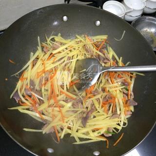 <a href=/shicai/rouqin/JiZa/index.html target=_blank><u>鸡杂</u></a>炒<a href=/shicai/shucai/TuDou/index.html target=_blank><u>土豆</u></a><a href=/shicai/shucai/HuLuoBo/index.html target=_blank><u>胡<a href=/shicai/shucai/LuoBo/index.html target=_blank><u>萝卜</u></a></u></a>丝