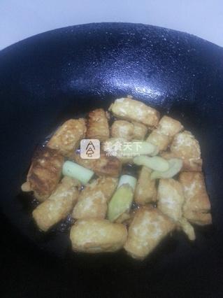 <a href=/shicai/guopin/Tao/index.html target=_blank><u>桃</u></a>胶炒<a href=/shicai/mimian/DouFu/index.html target=_blank><u>豆腐</u></a>