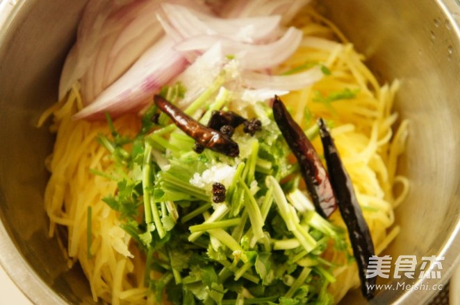 炝拌<a href=/shicai/shucai/TuDou/index.html target=_blank><u>土豆</u></a>丝的做法