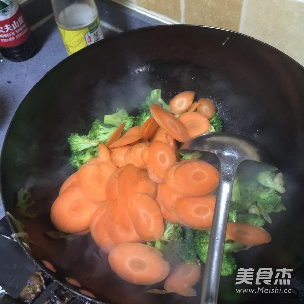 <a href=/shicai/shucai/HuLuoBo/index.html target=_blank><u>胡<a href=/shicai/shucai/LuoBo/index.html target=_blank><u>萝卜</u></a></u></a><a href=/shicai/shucai/XiLanHua/index.html target=_blank><u>西兰花</u></a>的做法