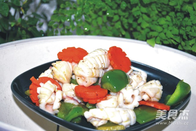 爆炒<a href=/shicai/shucai/QingJiao/index.html target=_blank><u>青椒</u></a><a href=/shicai/shuichanpin/YouYu/index.html target=_blank><u>鱿鱼</u></a>卷的做法