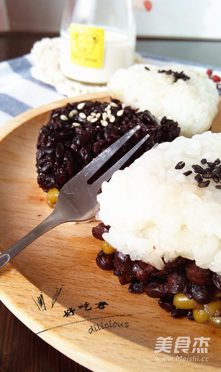 坚果双色<a href=/shicai/mimian/NuoMi/index.html target=_blank><u>糯米</u></a>糕的做法