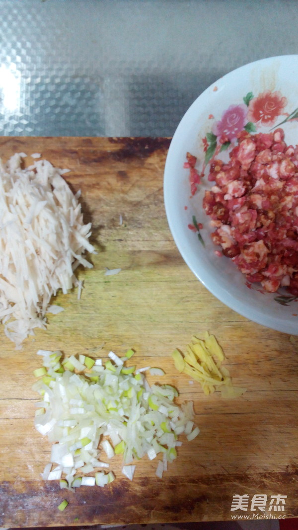 <a href=/shicai/shucai/LianOu/index.html target=_blank><u>莲<a href=/shicai/shucai/Ou/index.html target=_blank><u>藕</u></a></u></a><a href=/shicai/rouqin/ZhuRou/index.html target=_blank><u>猪肉</u></a>饺子的做法