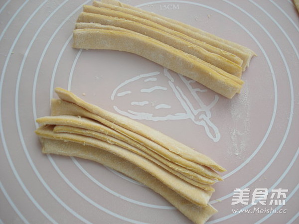 <a href=/shicai/shucai/JuHua/index.html target=_blank><u>菊花</u></a>馒头的做法