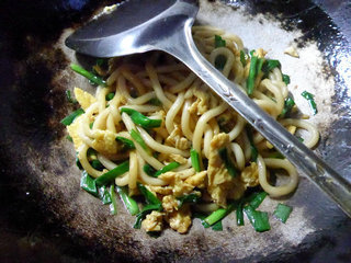 <a href=/shicai/shucai/JiuCai/index.html target=_blank><u>韭菜</u></a><a href=/shicai/rouqin/JiDan/index.html target=_blank><u>鸡蛋</u></a>炒乌冬面