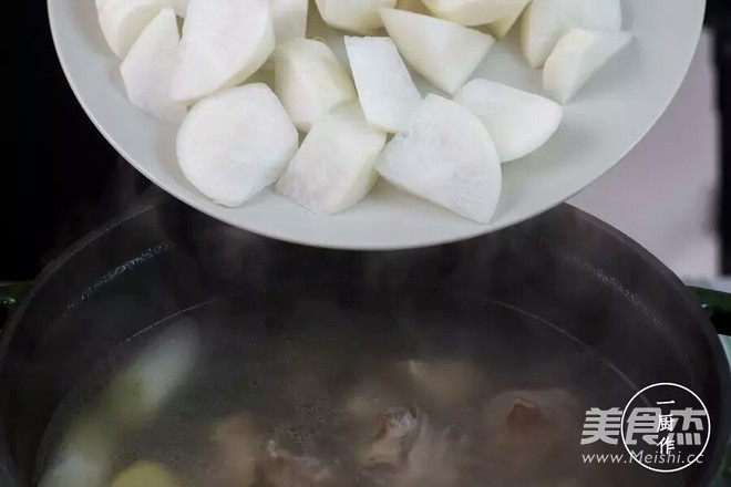 清炖<a href=/shicai/rouqin/YangPai/index.html target=_blank><u>羊排</u></a><a href=/shicai/shucai/LuoBo/index.html target=_blank><u>萝卜</u></a>汤的做法