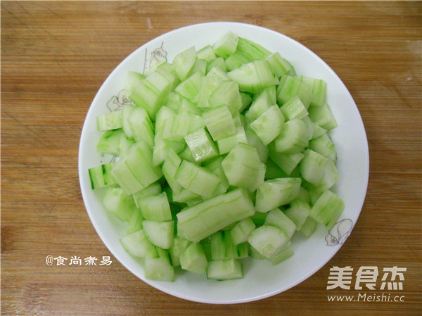 <a href=/shicai/shucai/HuangGua/index.html target=_blank><u>黄瓜</u></a>红提<a href=/shicai/guopin/NingMeng/index.html target=_blank><u>柠檬</u></a>汁的做法